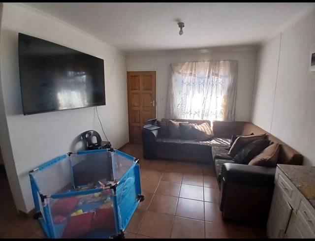 2 BEDROOM HOUSE FOR SALE IN STRETFORD